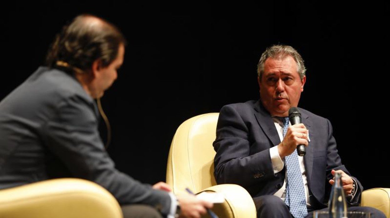 Espadas durante el coloquio en Granada con el delegado de Europa Press Andalucía Francisco Morón