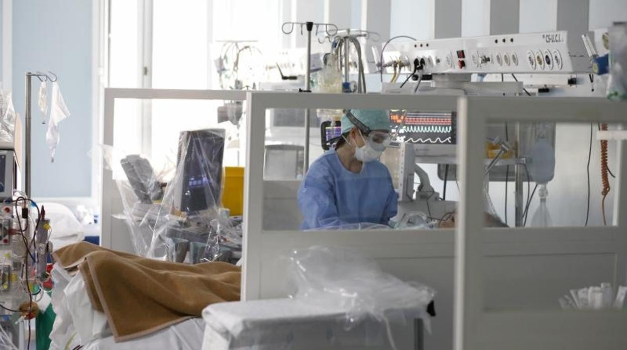 Un sanitario atiende en la UCI