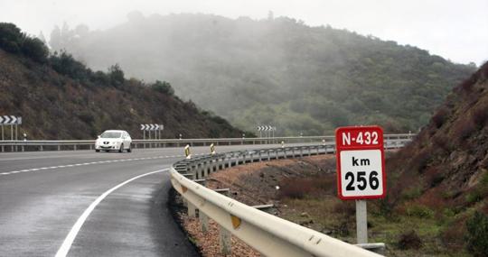 Un coche circula por la N-432 , en la zona norte de Córdoba