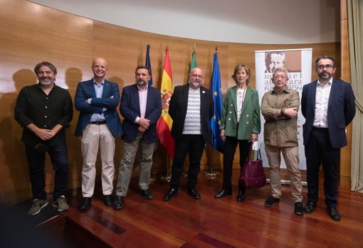 Foto de familia de los invitados y organizadores de la primera mesa redonda del VIII Congreso Internacional de Periodismo