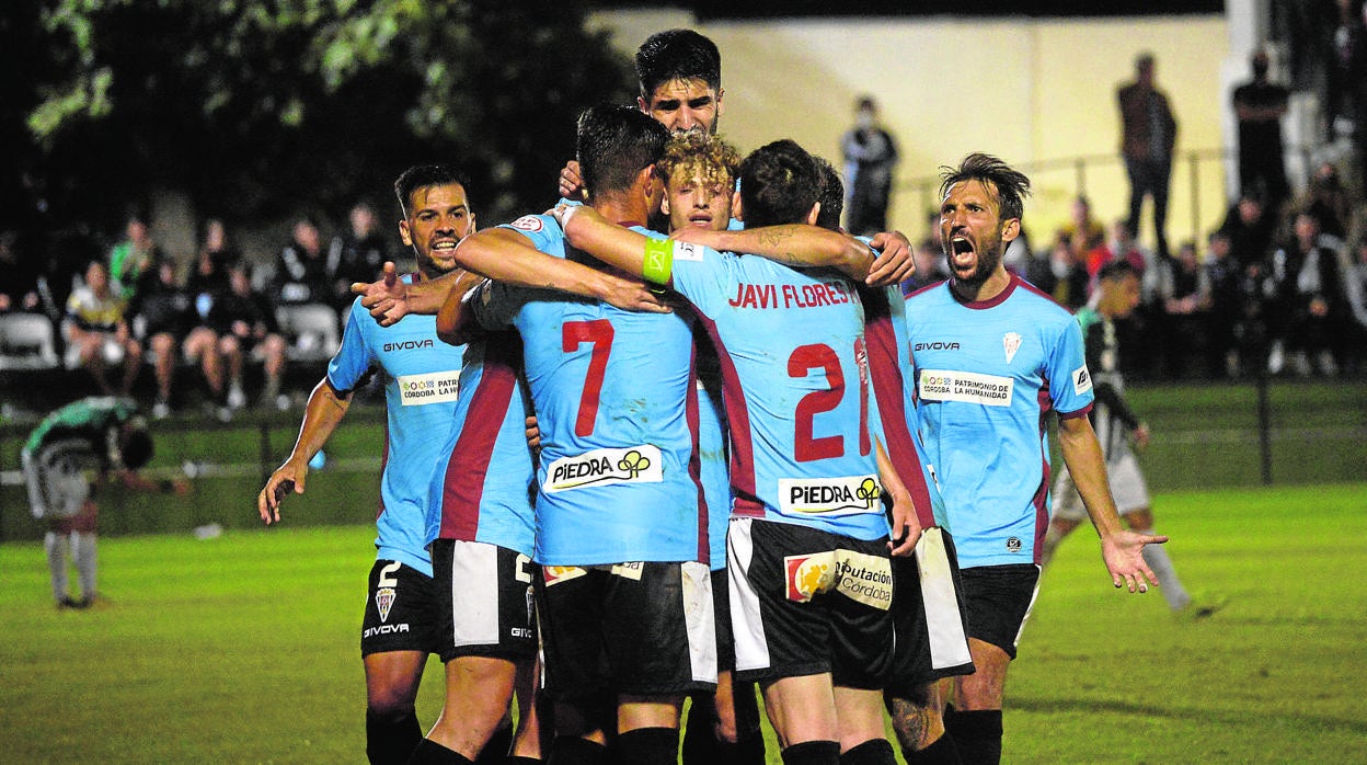 Los jugadores del Córdoba celebran la victoria ante el Torremolinos, el undécimo partido invicto