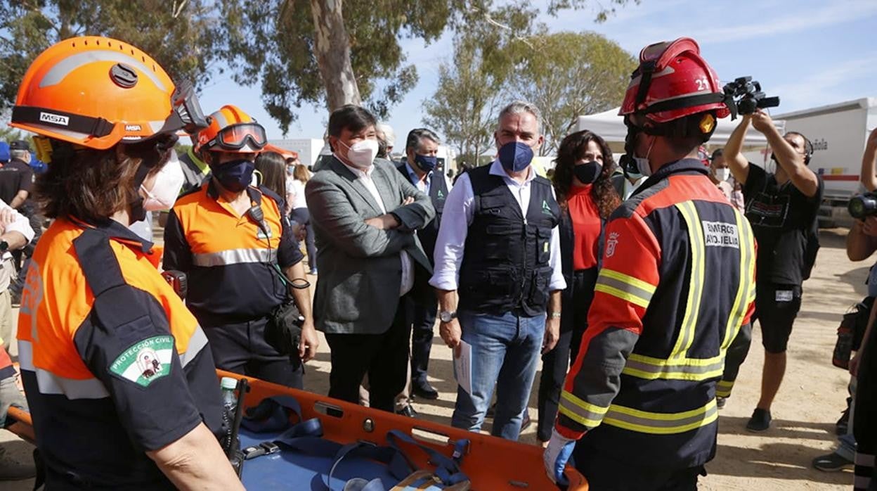 Efectivos y responsables institucionales en el puesto de mando