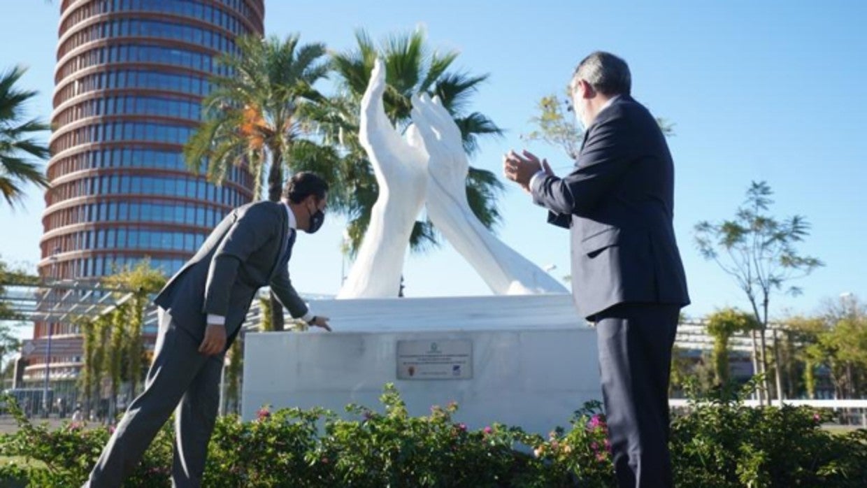 Juanma Moreno y Juan Espadas en la inauguración del monumento a los sanitarios que lucharon contra la pandemia del Covid