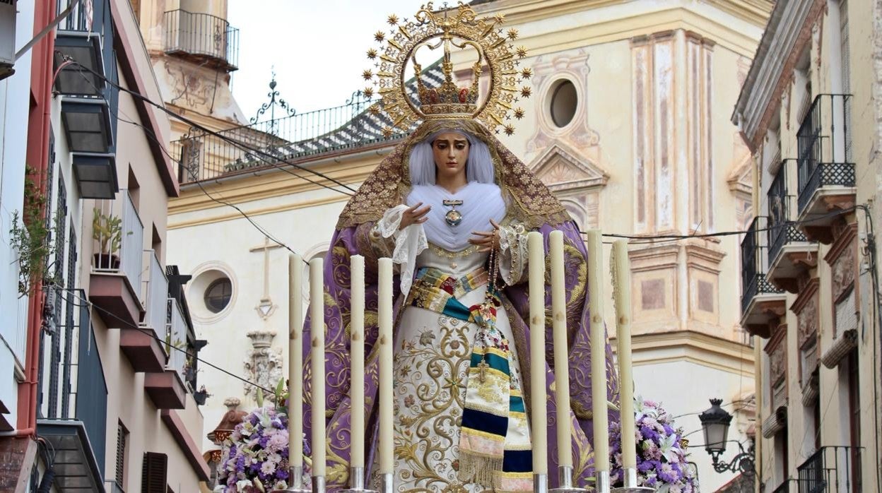 Virgen de Consolación y Lágrimas de la Archicofradía de la Sangre con la iglesia de San Felipe Neri al fondo