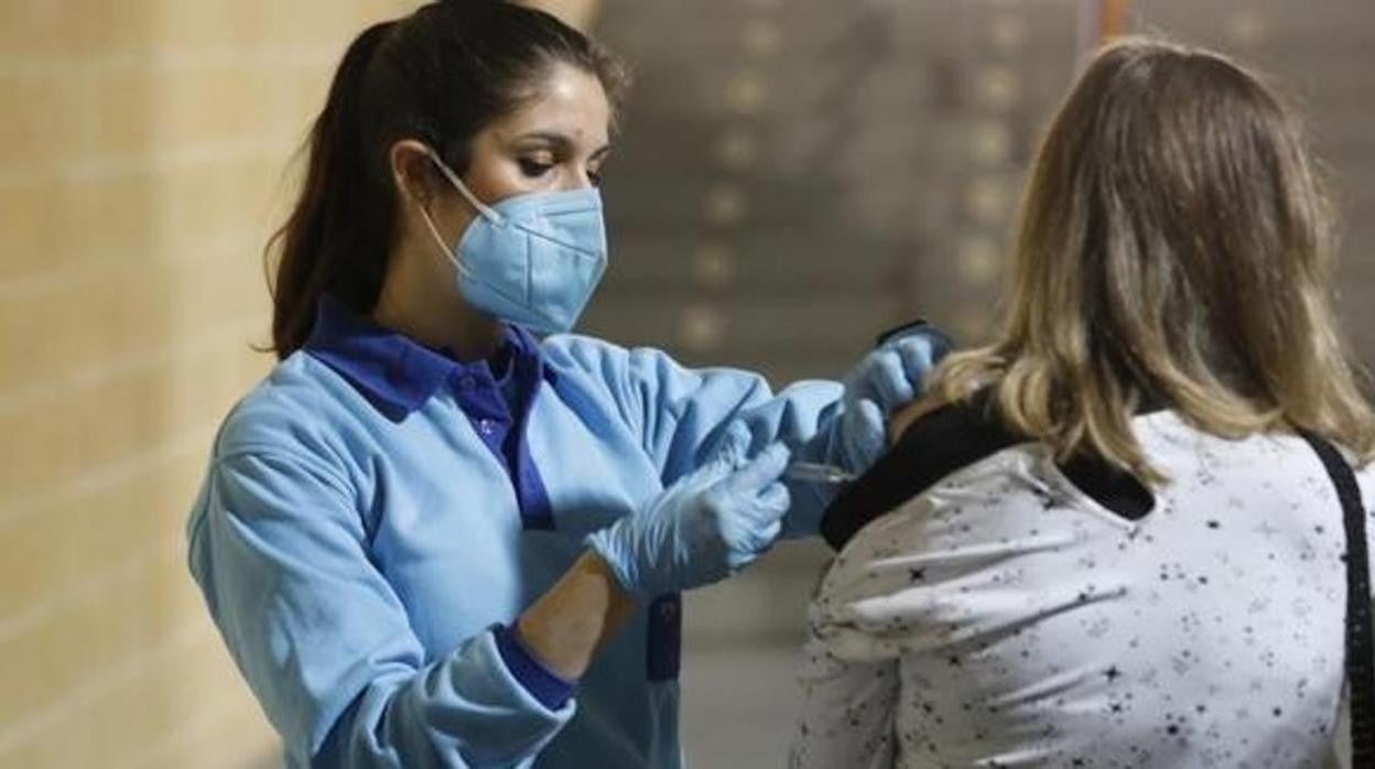 Una mujer recibe la vacuna del Covid