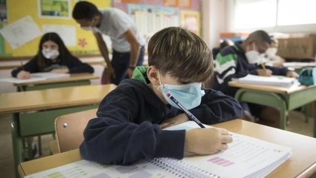 Los alumnos de Andalucía seguirán usando mascarilla en el aula y los recreos