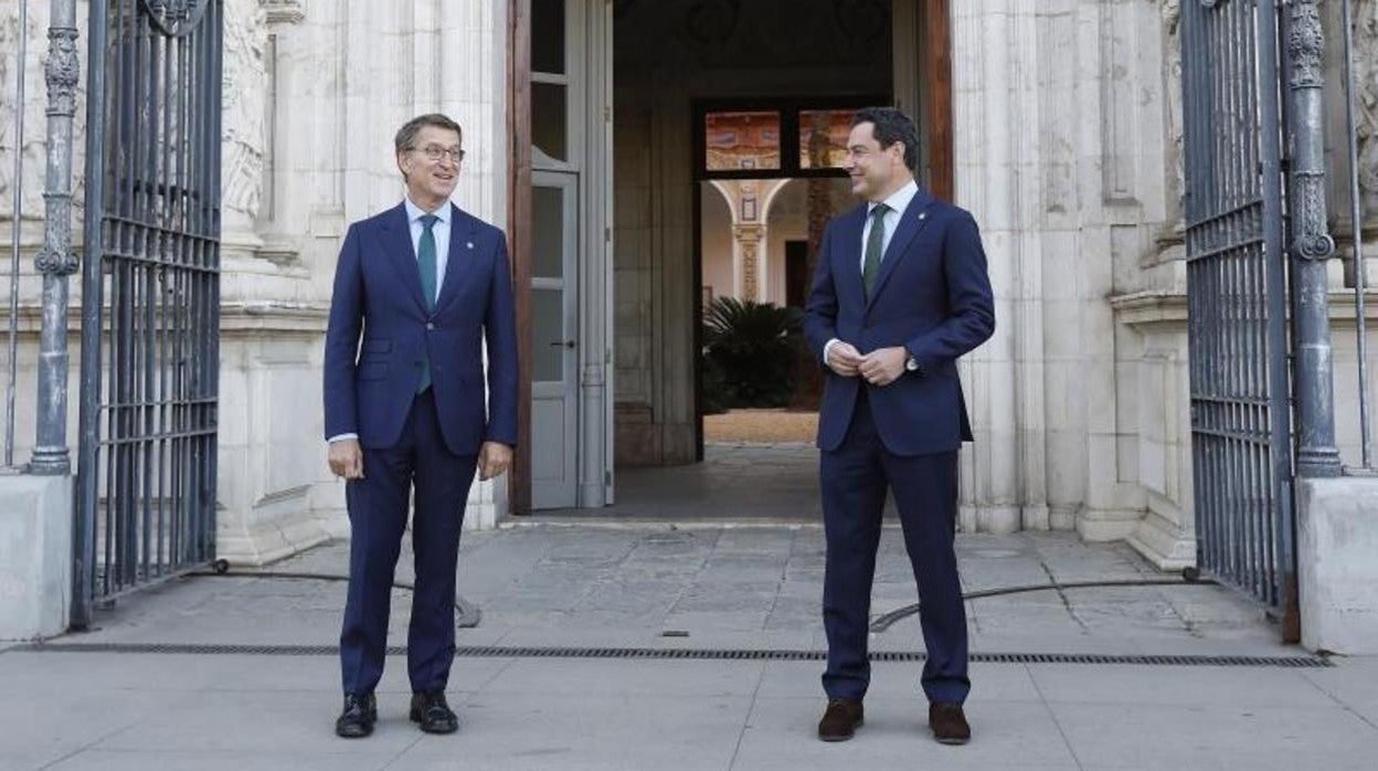 Alberto Núñez Feijóoy Juanma Moreno a las puertas del Palacio de San Telmo