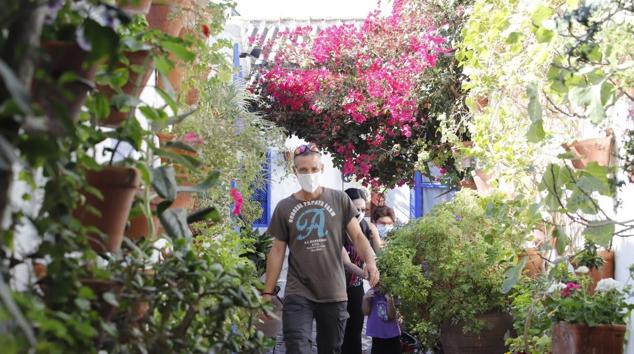 Un joven en la calle Marroquíes