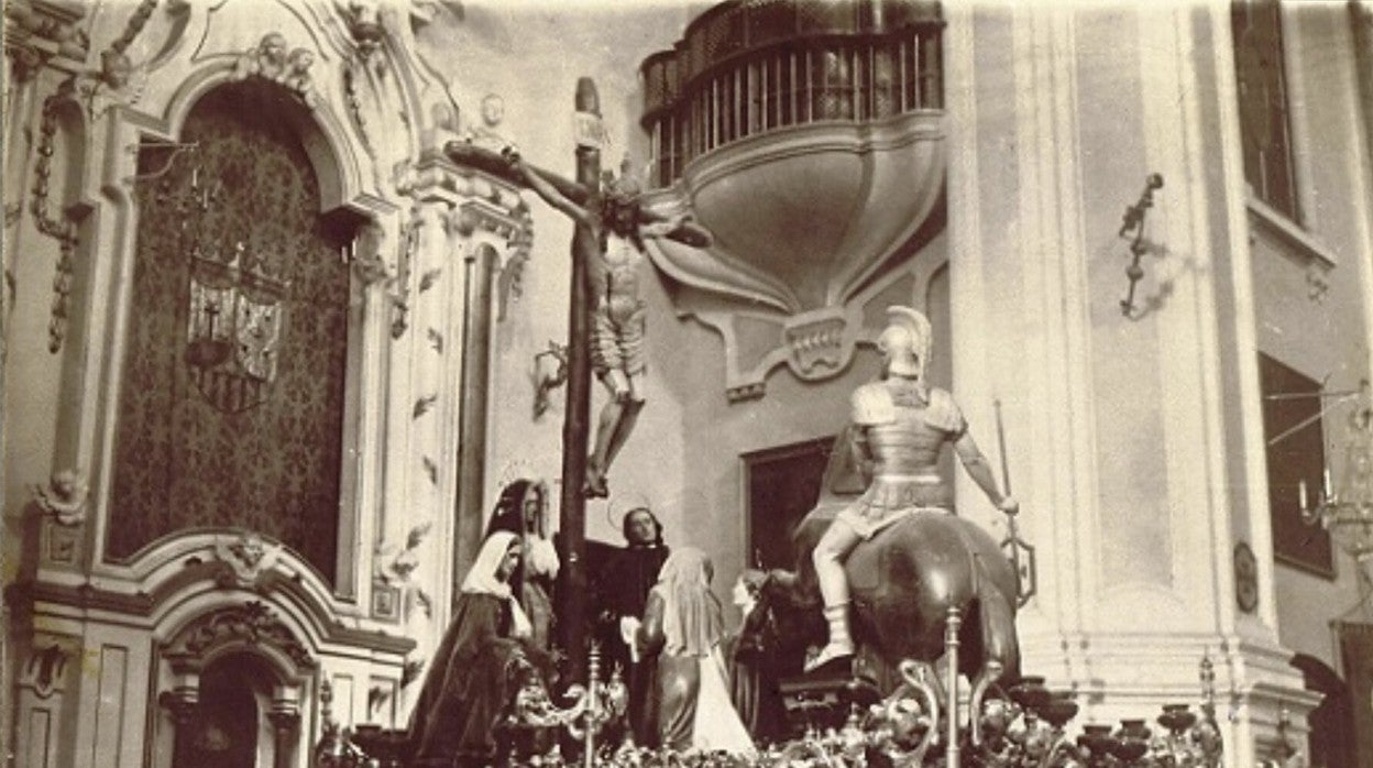 El trono del Cristo de la Sangre en 1922. El hermano mayor de la Archicofradía fue el primer presidente de la Agrupación y su titular mariana, la Virgen de Consolación y Lágrimas, saldrá el domingo en la procesión magna