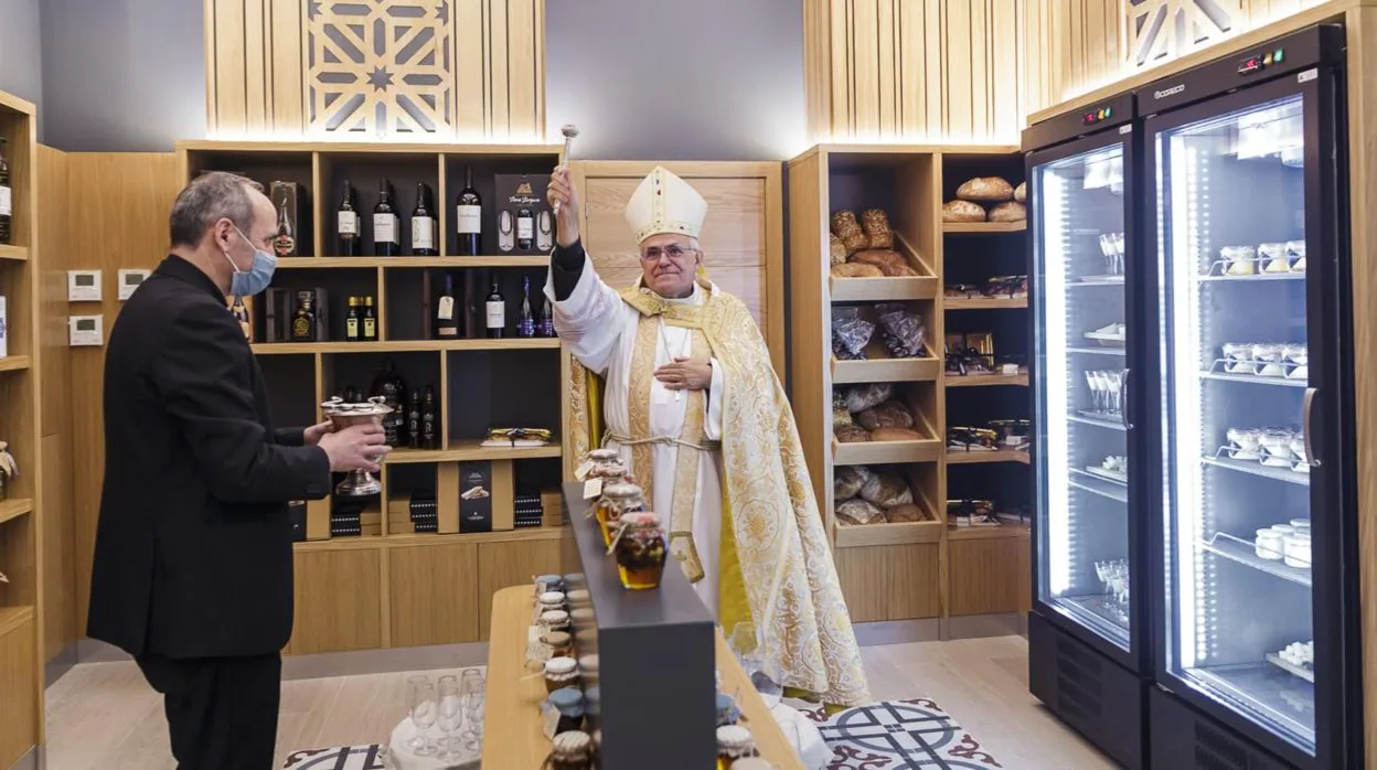 El obispo durante la bendición del nuevo espacio de restauración