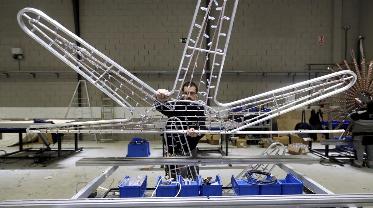 Un trabajador de Iluminaciones Ximénez, en la fábrica de Puente Genil