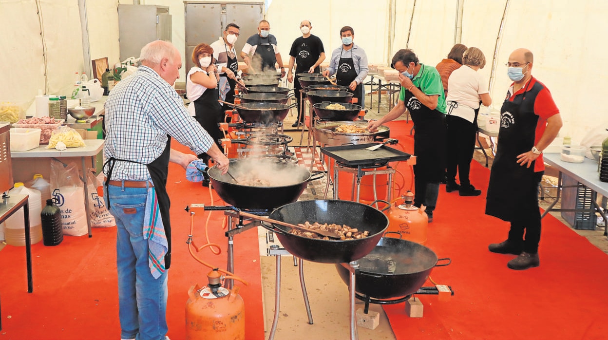 Cocinerios en la celebración ayer de la fiesta de la Matanza Tradicional del Cerdo