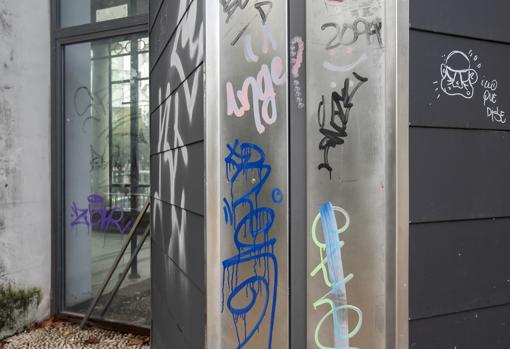 Detalle de las pintadas en la entrada de la Pérgola de Córdoba