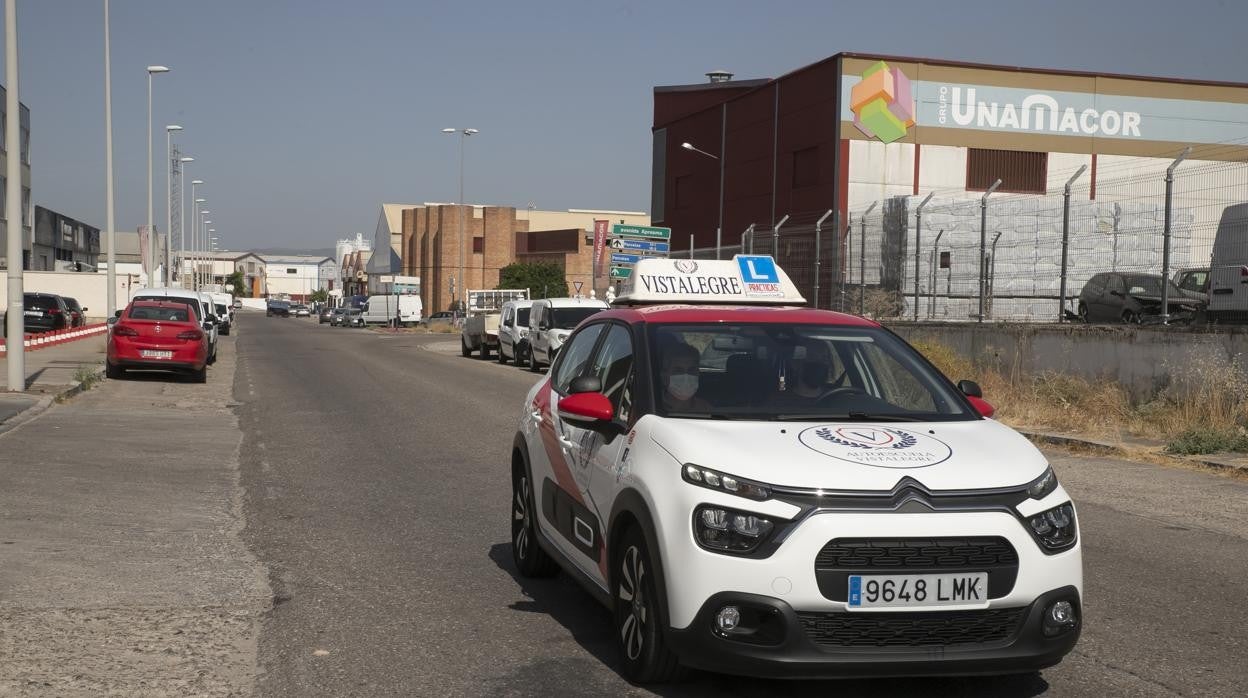Un coche de autoescuela, en una clase práctica