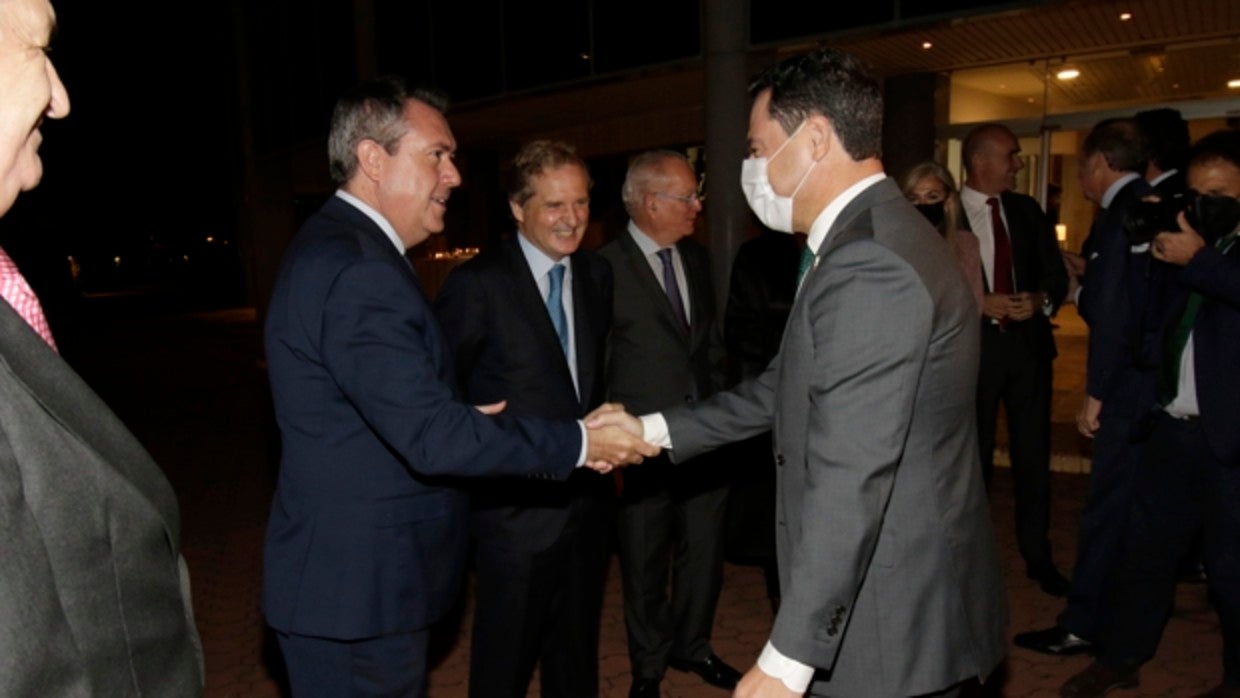 Juanma Moreno y Juan Espadas se saludan a la llegada al acto en ABC de Sevilla