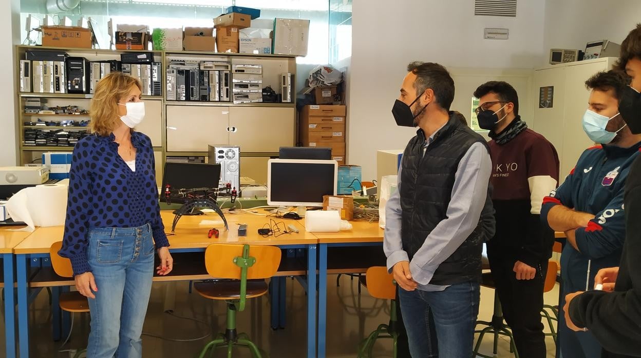 La delegada en la visita a un IES de Córdoba