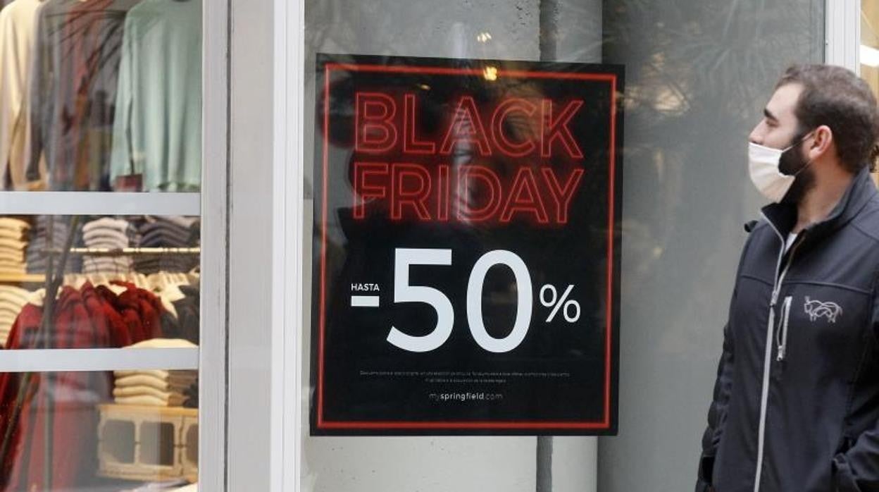 Escaparate con una promoción del Black Friday