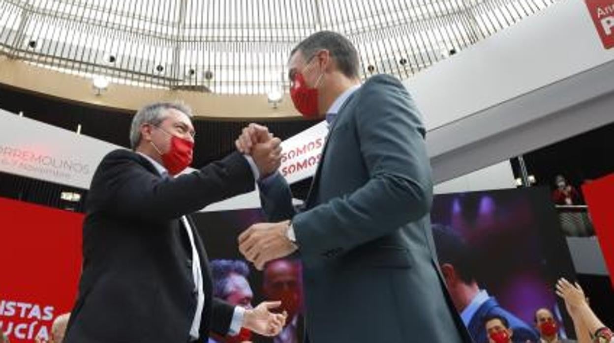 Juan Espadas y Pedro Sánchez, ayer en la clausura del congreso del PSOE-A en Torremolinos