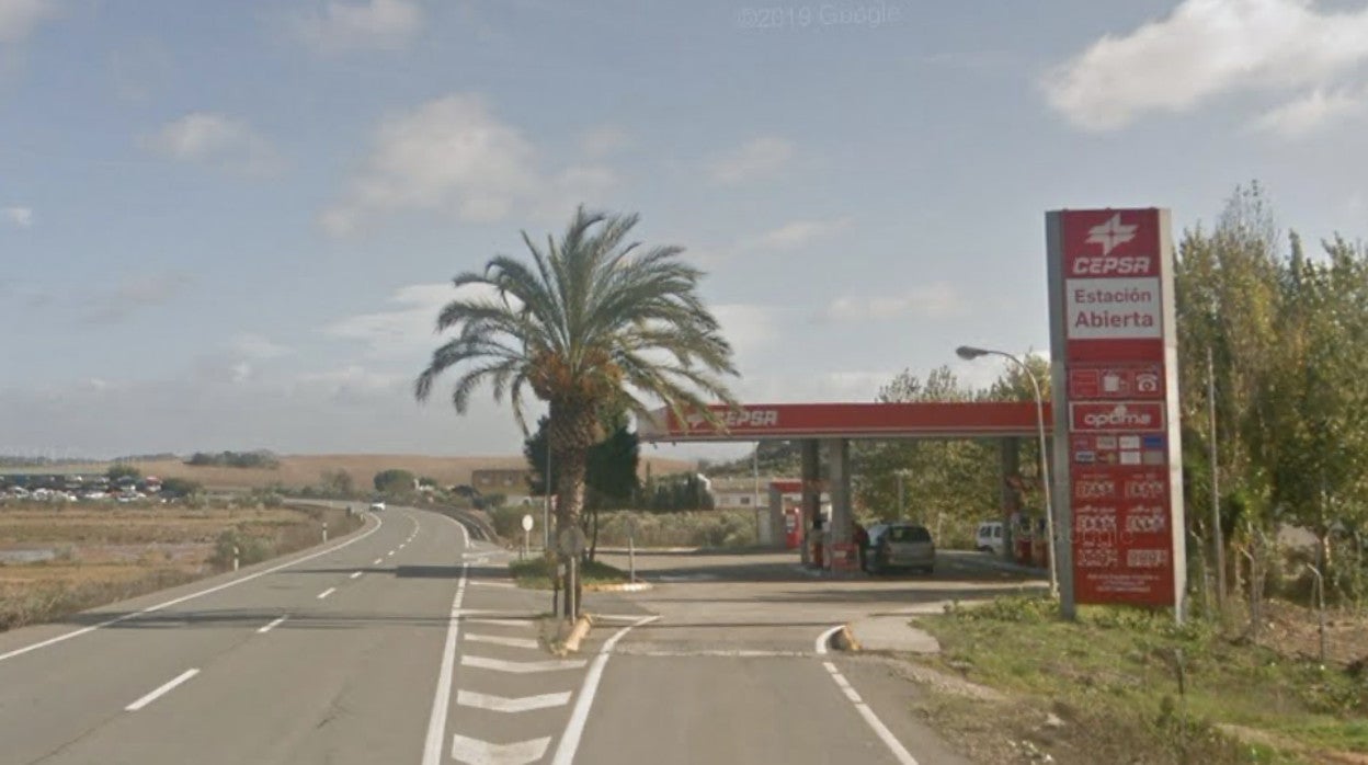 Gasolinera en la que se dejó al niño a las afueras del pueblo
