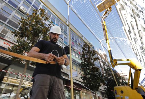 Un empleado de Iluminaciones Ximénez, ayer en el montaje del espectáculo de Navidad
