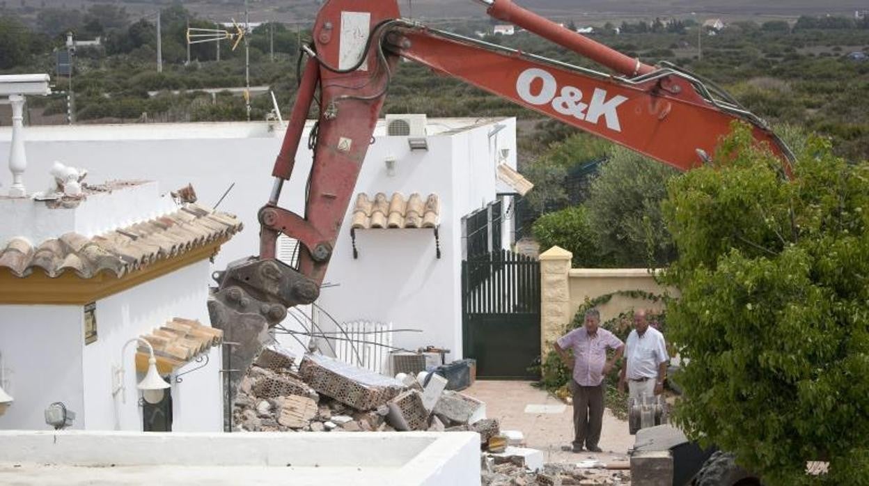 Momento del derribo de una de las viviendas «ilegales» construidas en la playa de Vejer de la Frontera en suelo no urbanizable
