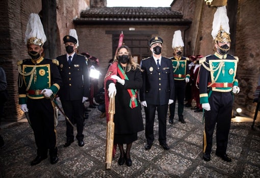 La concejal Lucía garrido sujeta el estandarte real a la salida del antiguo convento de San Francisco, en la Alhambra