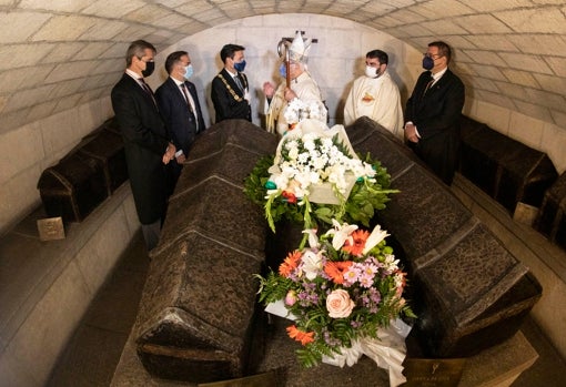 La comitiva institucional junto al Arzobispo de Granada en el sepulcro de los Reyes Católicos en la Capilla Real