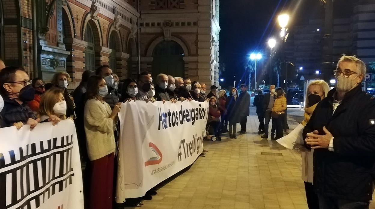 Participantes en la concentracion contra el aislamiento ferroviario en Almería