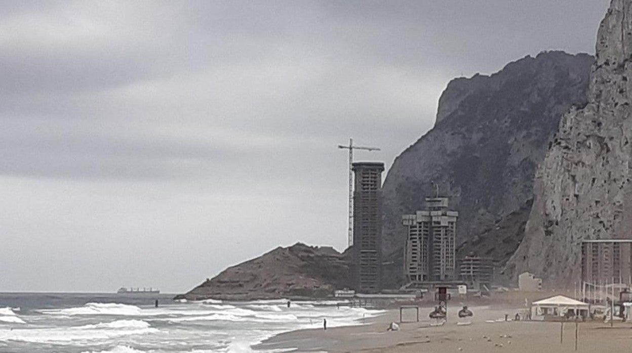 Imagen tomada desde La Línea de varias de las torres de viviendas y de los rellenos de la zona este