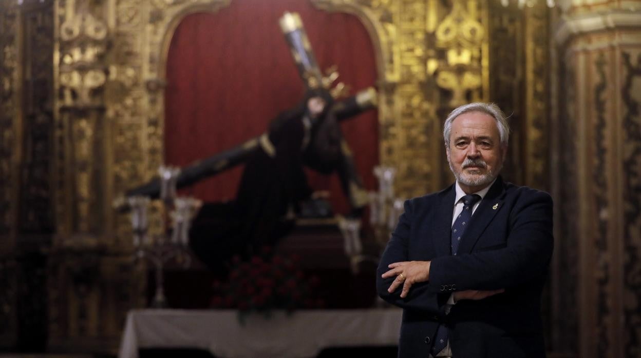 Juan Rafael Cabezas, hermano mayor de Jesús Caído, en la capilla de la iglesia de San Cayetano