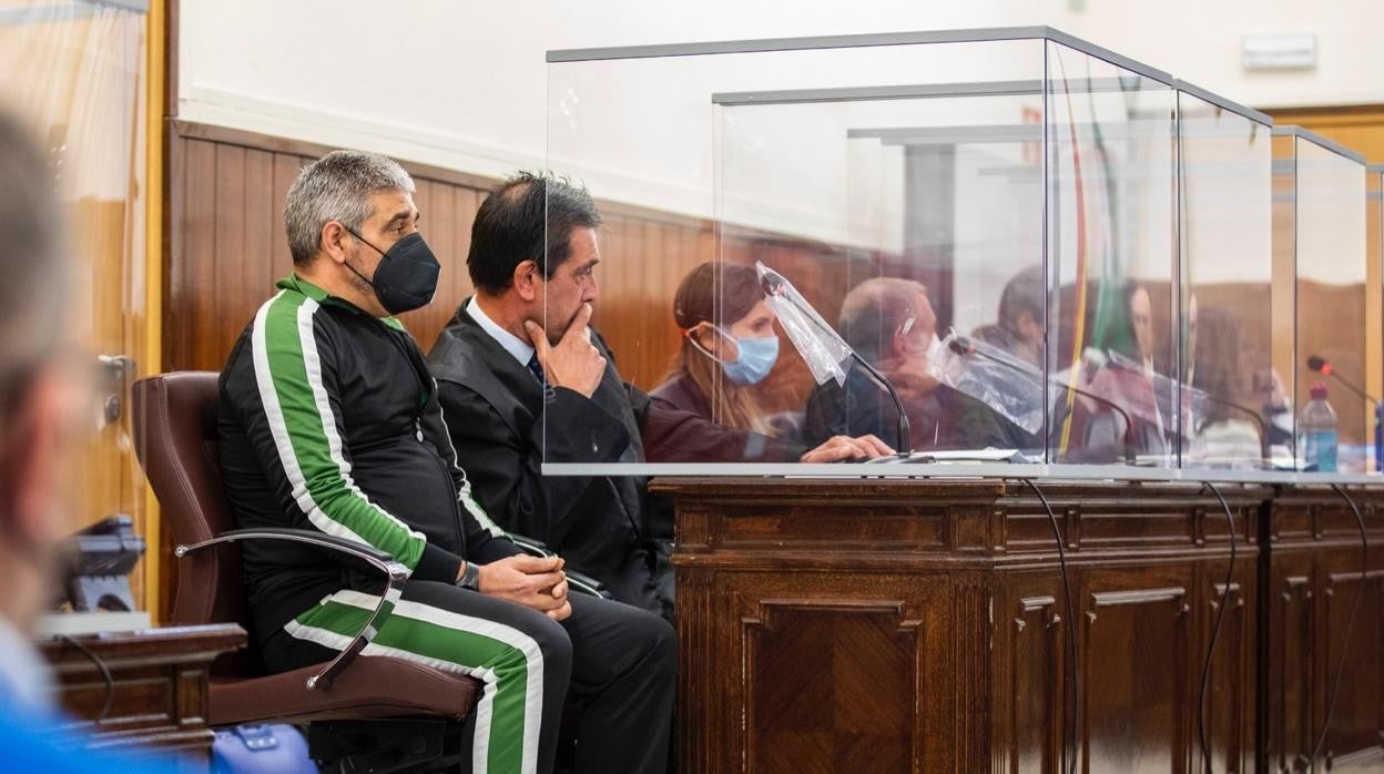 El presunto autor del crimen, junto a su abogado, en el comienzo de la vista