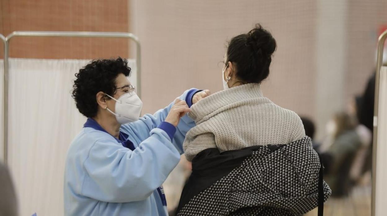 Una mujer recibe la vacuna contra el Covid