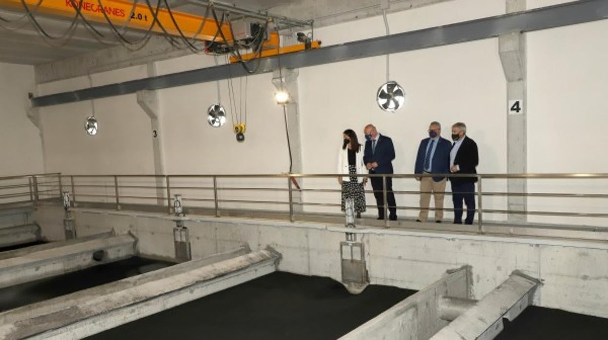 Visita de las autoridades de la Diputación a una estación de tratamiento de aguas en abril de este año