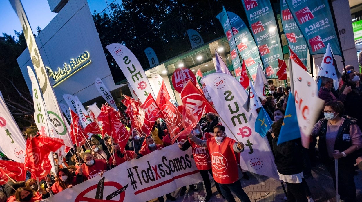 Los sindicatos en la puerta de la sede de Unicaja en Málaga