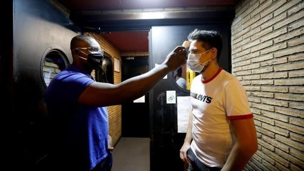 Salud insiste en exigir el pasaporte Covid para el ocio nocturno y actividades deportivas en Andalucía