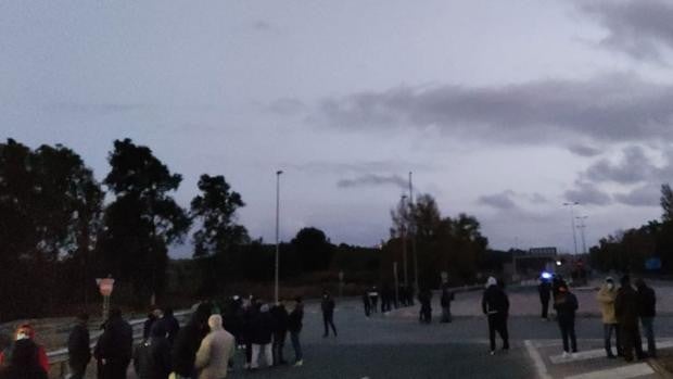 La Guardia Civil abre un corredor para que pasen sanitarios y pacientes al hospital de La Línea