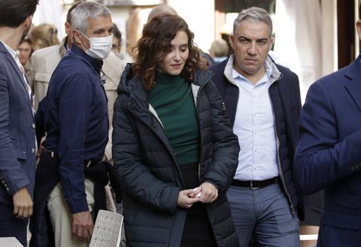 Isabel Díaz Ayuso llegó acompañada de Elías Bendodo