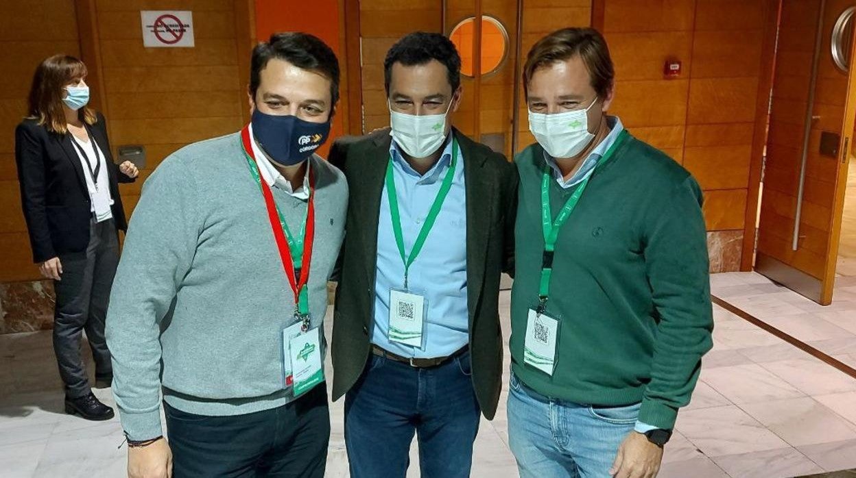 Antonio Repullo, durante el Congreso del PP-A con su presidente y el alcalde de Córdoba