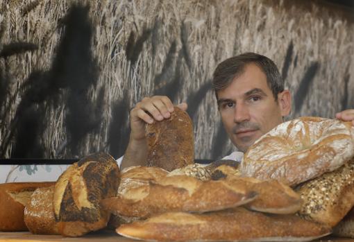 El profesional, con distintos tipos de pan