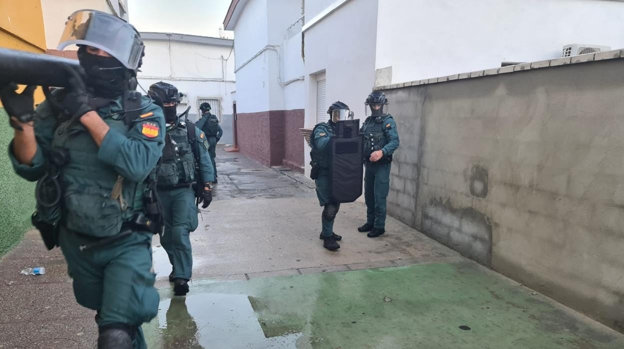 Agentes de la Guardia Civil durante uno de los registros efectuados este lunes en La Línea