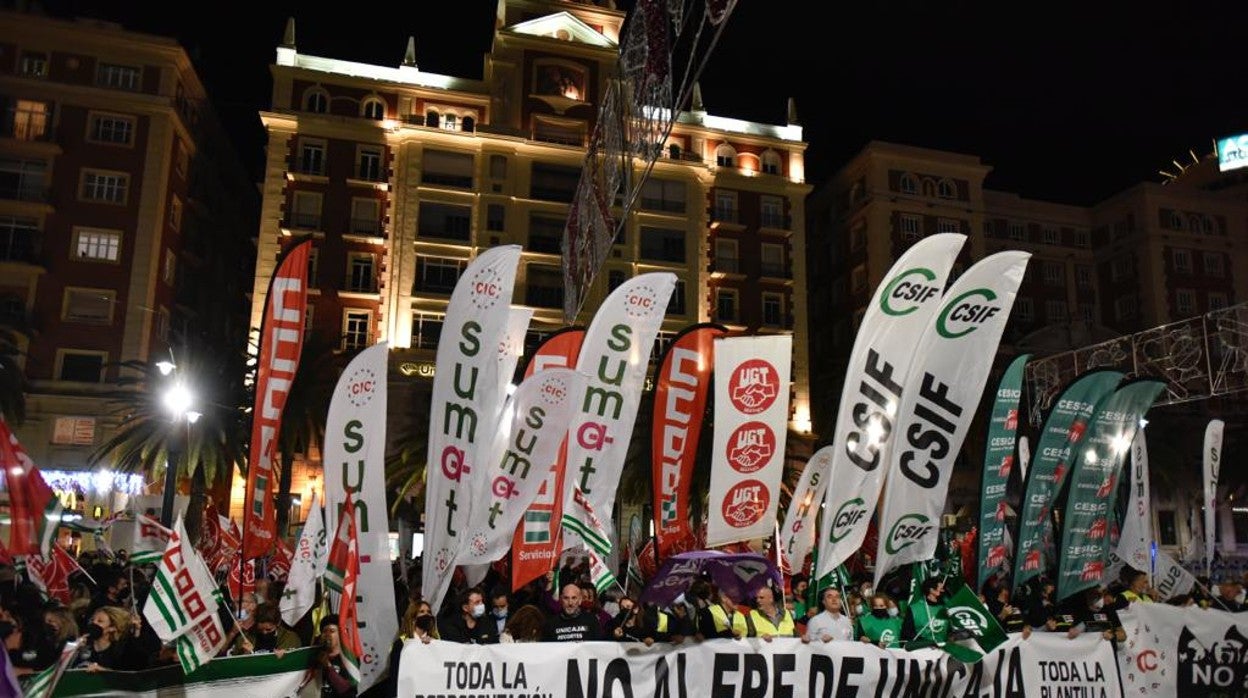 La manifestación, a su llegada a la sede de la Fundación Unicaja