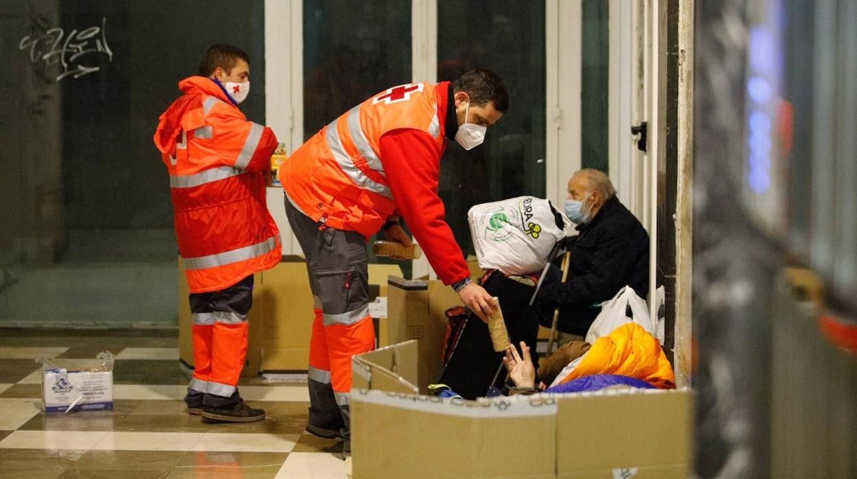 Voluntarios de Cruz Roja atendiendo a personas sin hogar en Córdoba