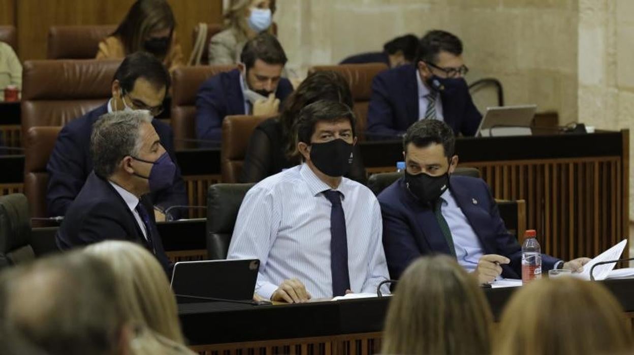 El consejero de la Presidencia, Elías Bendodo, el vicepresidente andaluz, Juan Marín y el presidente de la Junta, Juanma Moreno en el Parlamento