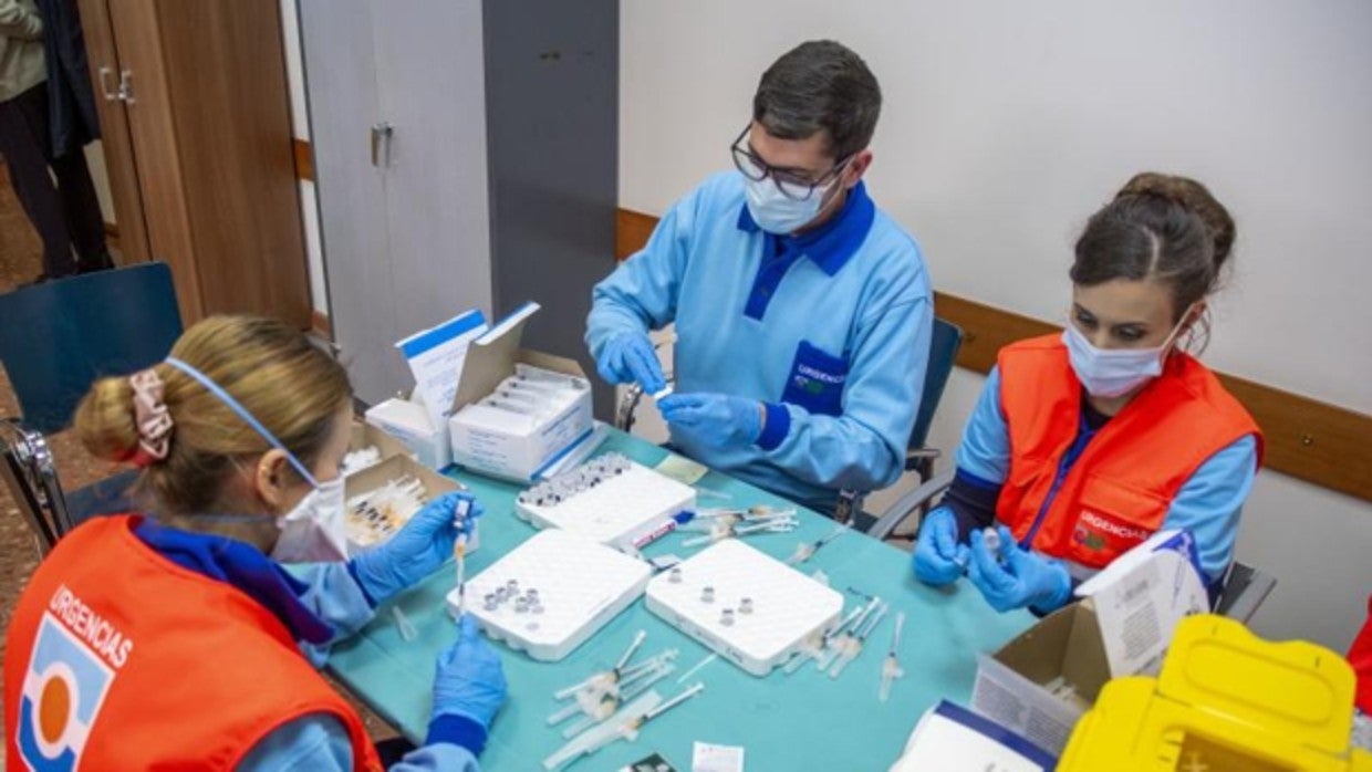 Personal de enfermería prepara dosis de la vacuna anticovid en Sevilla