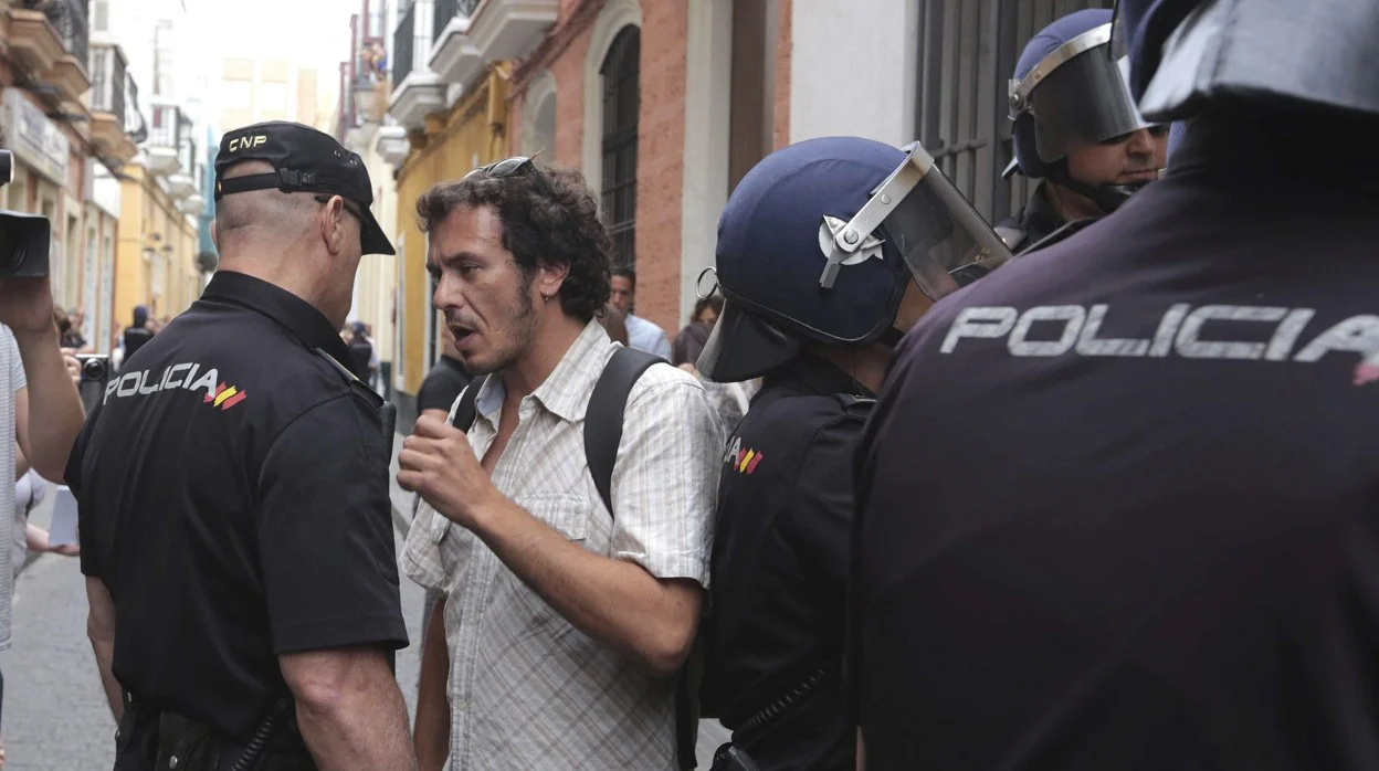 El alcalde de Cádiz, José María González, contra la Policía en un desahucio