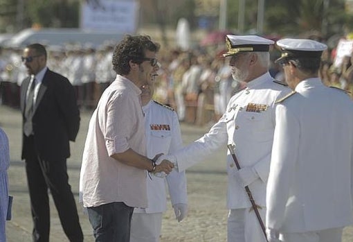 Recibió al almirante del Juan Sebastián Elcano en mangas de camisa