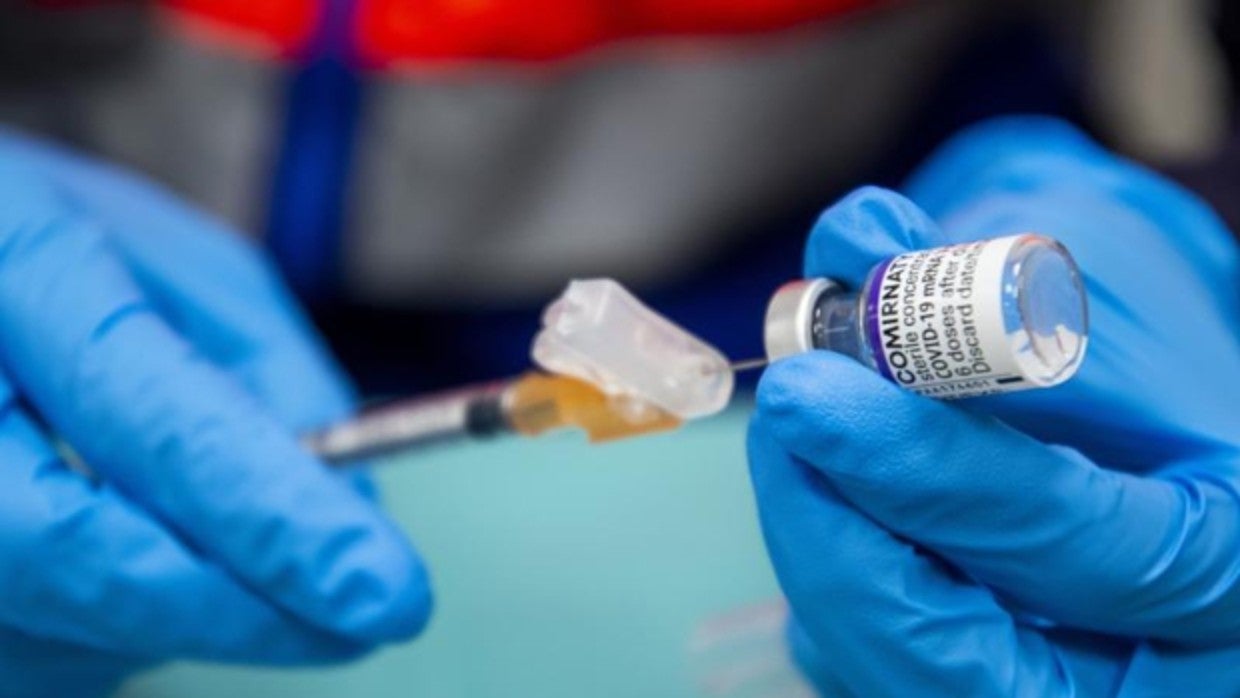 Un sanitario preparada una dosis de la vacuna contra el Covid en Sevilla