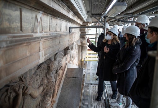 En la imagen, el equipo multidisciplinar para la restauración del Palacio explica el trabajo realizado en estos primeros compases del proyecto