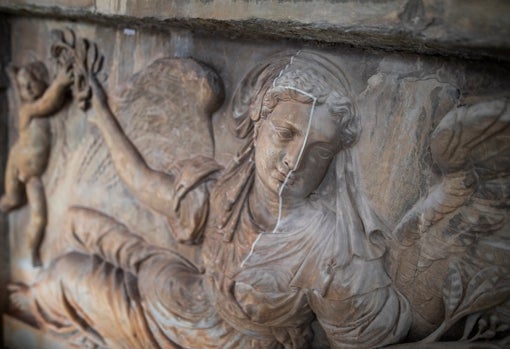 Imagen donde se muestra la diferencia entre el limpiado y la pátina anterior en la fachada