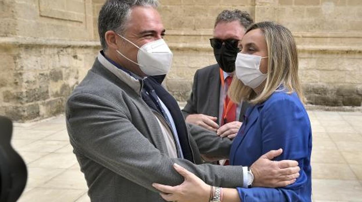 Marifrán Carazo recibe la felicitación de Elías Bendodo